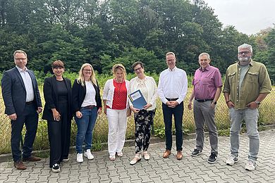 Gruppenbild EAA; v. r. n. l.: Bastian Schmiedel (Kaufmännische*r Geschäftsführer*in BBW-Leipzig-Gruppe), Ira Kummrow (Abteilungsleiter*in Kompetenzzentrum für Vermittlung und Integration der BBW-Leipzig-Gruppe, Claudia Teuchert (Koordinatorin der EAA Sachsen KSV- Integrationsamt), Romy Schwarzbach (Fachdienstleiterin FD 320 KSV-Integrationsamt), Heike Horn-Pittroff (Fachbereichsleiterin FB 3 KSV-Integrationsamt), Ronald Jäger (Leiter Integrationsfachdienste und Projekte beim Malteser Hilfsdienst gGmbH), Axel Brückom (Geschäftsführer SFZ CoWerk gGmbH), Dirk Glowka (Geschäftsführer SFZ CoWerk gGmbH)