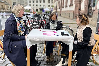 Dr. Daria Luchnikova (Beauftragte für Menschen mit Behinderungen der Stadt Leipzig) kommt beim Espresso-Format ins Gespräch
