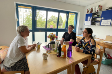 Perspektivwechsel in der Tagesgruppe "Dschungelforscher": v.l. Karin Leonhardt (Geschäftsbereichsleiter*in Jugend- und Erziehungshilfeverbund), Stefanie Stapel (Teamleiter*in Tagesgruppe), Dr. Claudia Maicher (Kandidatin der Sächsischen Landtagswahl)